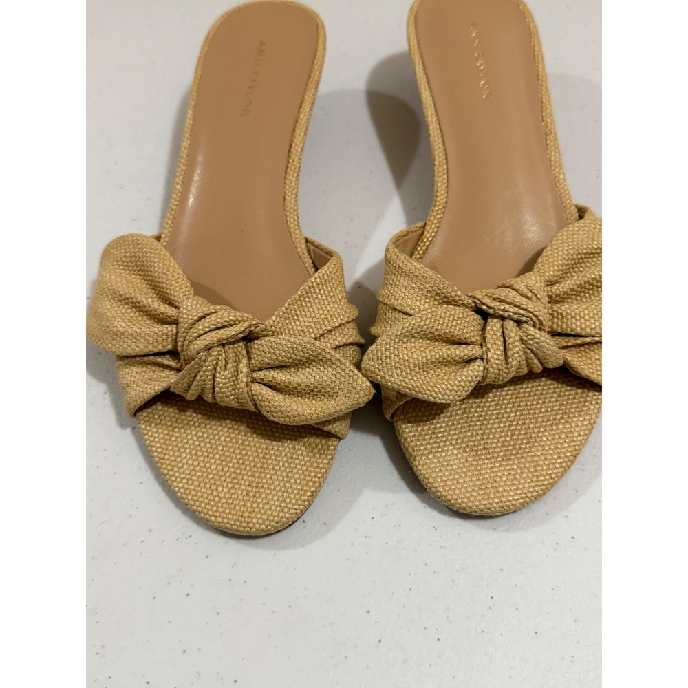 Ann Taylor Tan Woven Bow Kitten Heel Slides Size 5M Beige Raffia Sandals